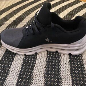 NWOT Men's Cloudrunner Wide Size: 7